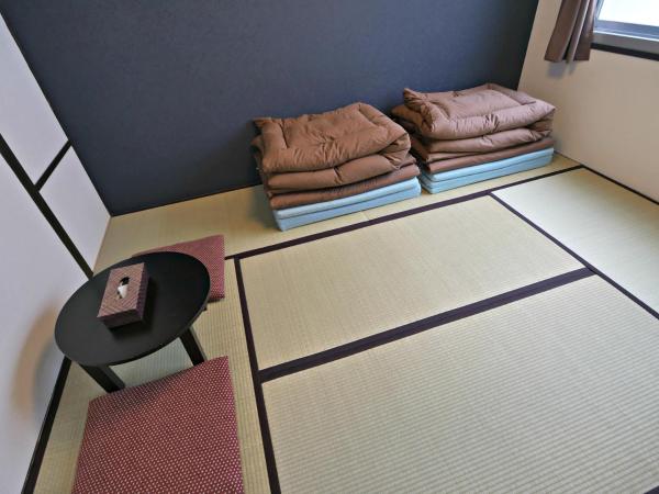 J-Hoppers Hiroshima Guesthouse : photo 5 de la chambre chambre lits jumeaux de style japonais avec salle de bains commune