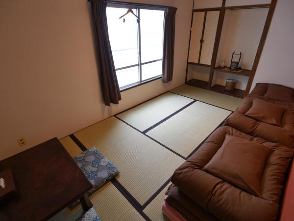 J-Hoppers Hiroshima Guesthouse : photo 5 de la chambre chambre de style japonais avec salle de bains commune