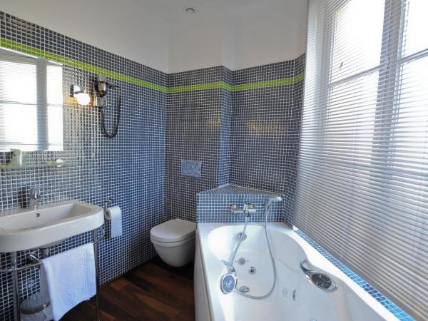 Hotel Le Rayon Vert : photo 3 de la chambre chambre triple avec baignoire spa - vue sur ville