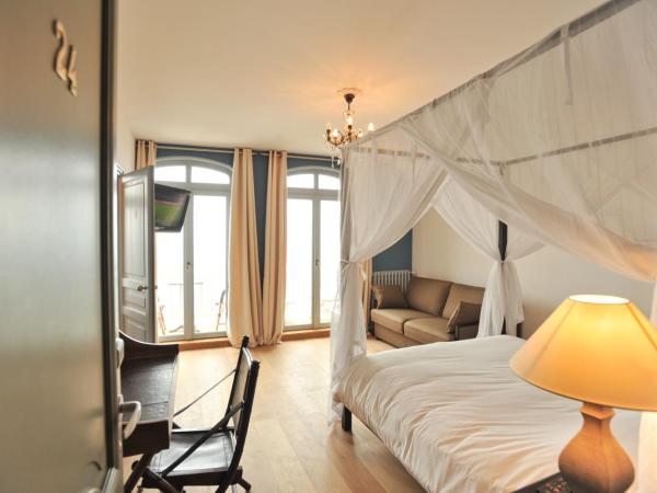 Hotel Le Rayon Vert : photo 1 de la chambre chambre double avec baignoire spa, balcon et vue sur la mer