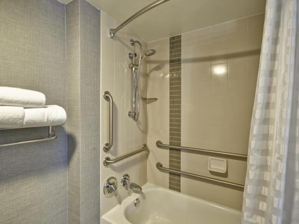Hyatt Place Las Vegas : photo 9 de la chambre chambre lit king-size avec baignoire accessible aux personnes à mobilité réduite