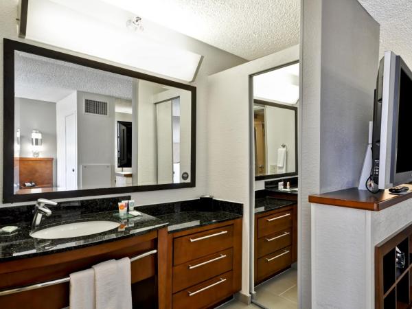 Hyatt Place Las Vegas : photo 9 de la chambre chambre lit king-size avec douche accessible en fauteuil roulant - adaptée aux personnes à mobilité réduite