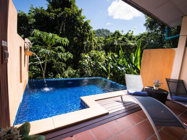 Koh Chang Cliff Beach Resort : photo 1 de la chambre chambre double de luxe avec piscine privative.