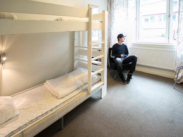 Slottsskogens Hostel : photo 5 de la chambre chambre triple avec salle de bains commune