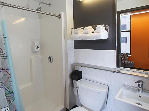 HI Boston Hostel : photo 4 de la chambre chambre lit queen-size privée avec salle de bains privative
