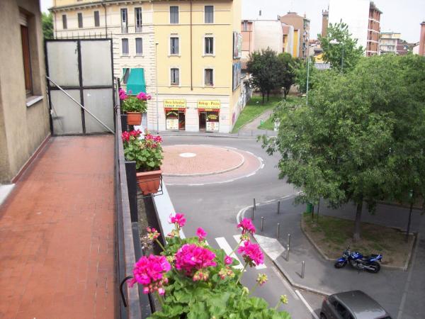 Hostel 3 : photo 1 de la chambre chambre triple avec salle de bains commune