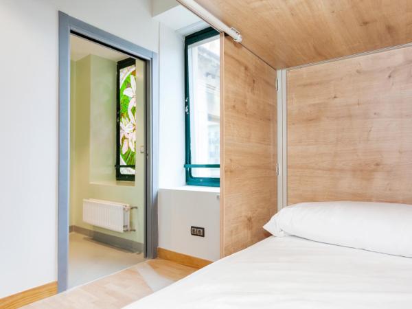 A Room In The City Hostel : photo 1 de la chambre chambre quadruple avec lits superposés et salle de bains privative