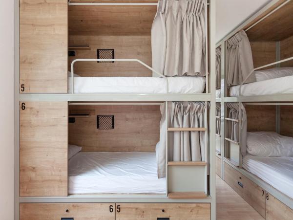 A Room In The City Hostel : photo 1 de la chambre lit dans un dortoir de 8 lits avec salle de bains commune