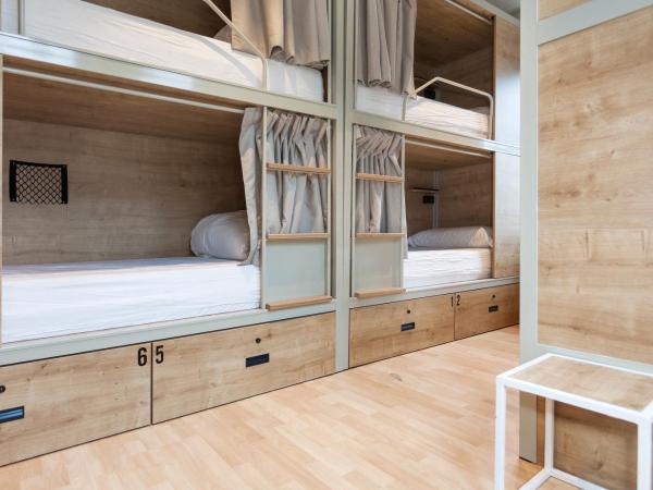 A Room In The City Hostel : photo 3 de la chambre lit simple dans dortoir mixte de 6 lits avec salle de bains commune