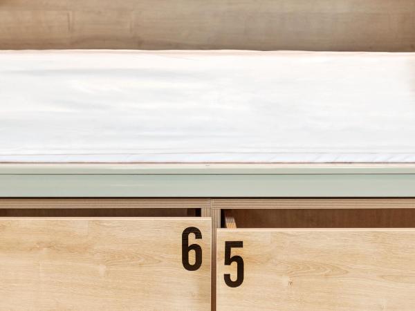 A Room In The City Hostel : photo 7 de la chambre lit dans un dortoir mixte de 12 lits avec salle de bains commune