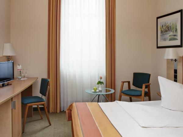 IntercityHotel Berlin Ostbahnhof : photo 3 de la chambre chambre affaires lit queen-size