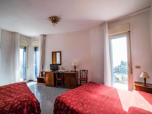 Hotel Isola Bella : photo 2 de la chambre chambre triple - vue sur mer