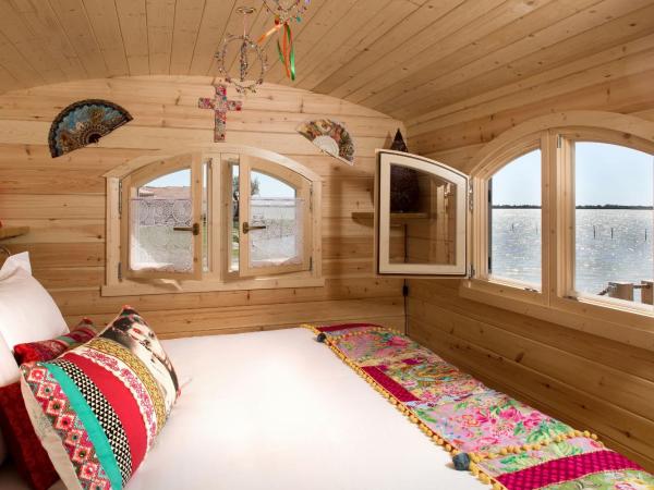 Lodge Sainte Helene Adult only : photo 1 de la chambre roulotte supérieure - vue sur lac