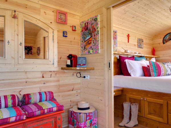 Lodge Sainte Helene Adult only : photo 5 de la chambre roulotte supérieure - vue sur lac