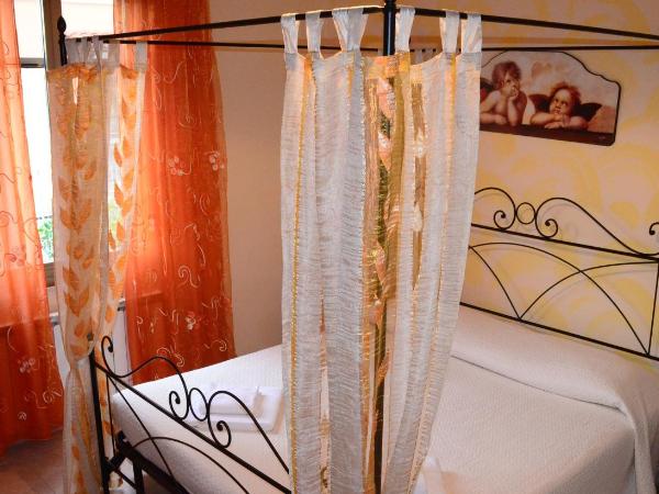 La Casa Delle Rose Room with Air Conditioning : photo 3 de la chambre chambre double - vue sur jardin