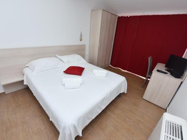 Pansion Karoca : photo 2 de la chambre chambre double avec balcon - vue sur mer - 1