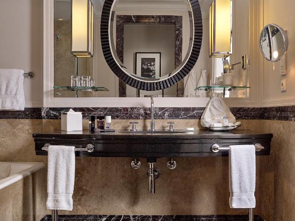 Four Seasons Hotel Gresham Palace Budapest : photo 6 de la chambre suite parc avec 2 lits queen-size - vue sur fleuve