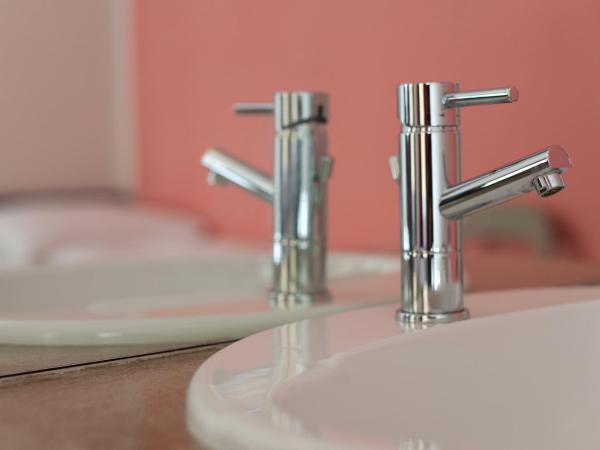 Czech Inn : photo 2 de la chambre chambre lits jumeaux avec salle de bains commune