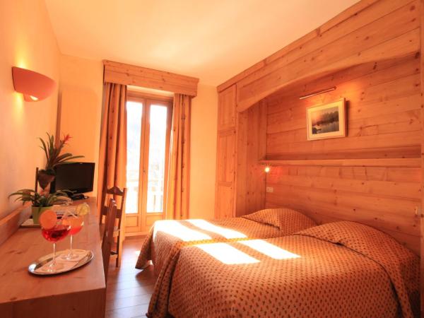 Grand Hotel de Valloire et du Galibier : photo 3 de la chambre chambre double avec baignoire et balcon

