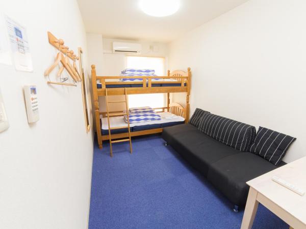 K's House Kyoto -Travelers Hostel : photo 2 de la chambre chambre lits jumeaux avec canapé-lit