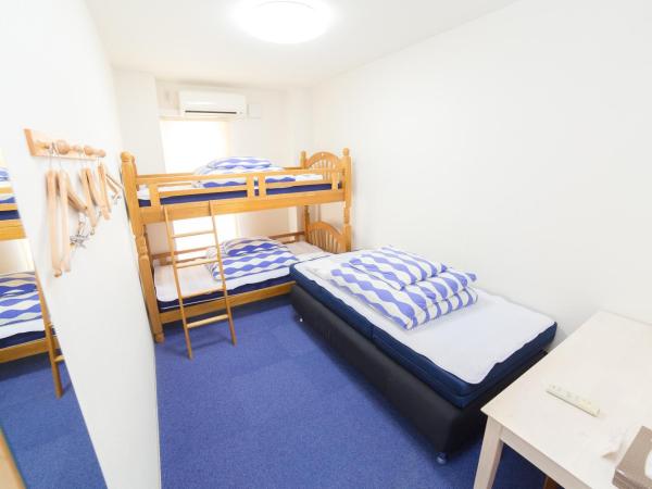 K's House Kyoto -Travelers Hostel : photo 3 de la chambre chambre lits jumeaux avec canapé-lit