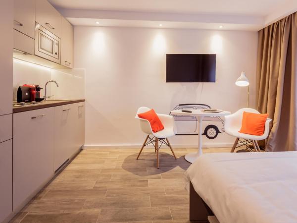 360 Apartment Hotel Frankfurt : photo 1 de la chambre appartement rosa avec cuisine