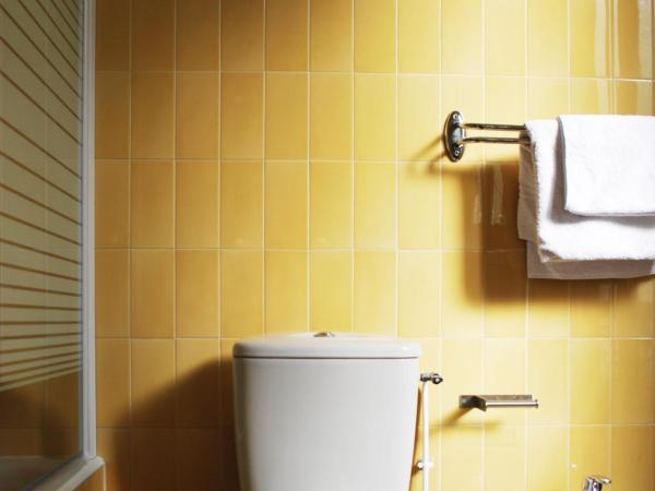 Hôtel Avenir Jonquière : photo 3 de la chambre chambre double avec salle de bains privative