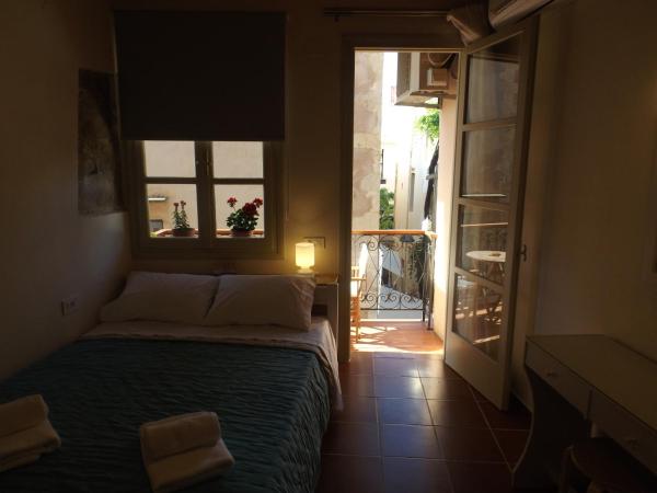 Fivos Pension : photo 10 de la chambre chambre double avec balcon - vue partielle sur mer