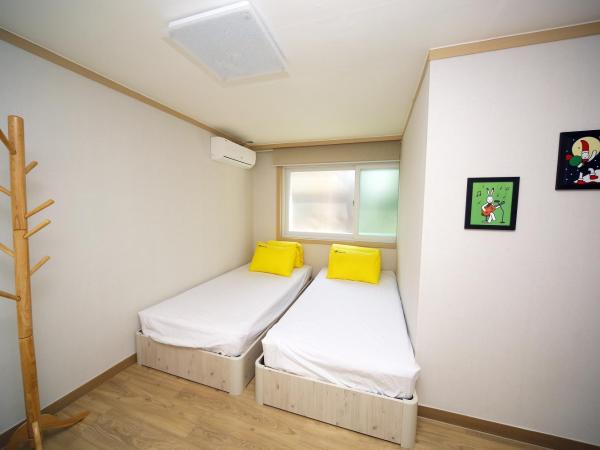 24 Guesthouse KyungHee University : photo 4 de la chambre chambre lits jumeaux