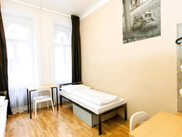 Czech Inn : photo 1 de la chambre chambre lits jumeaux avec salle de bains commune