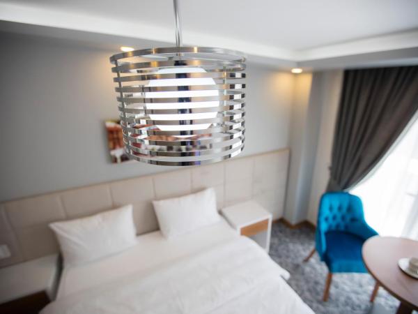 Royal İnci Hotel : photo 9 de la chambre suite familiale de luxe avec balcon