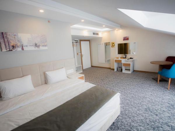 Royal İnci Hotel : photo 4 de la chambre suite familiale de luxe avec balcon