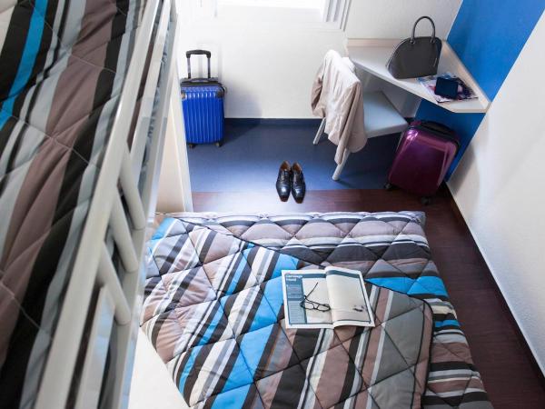 ENZO HOTELS 1er PRIX CHARLEVILLE : photo 5 de la chambre chambre triple avec salle de bains commune