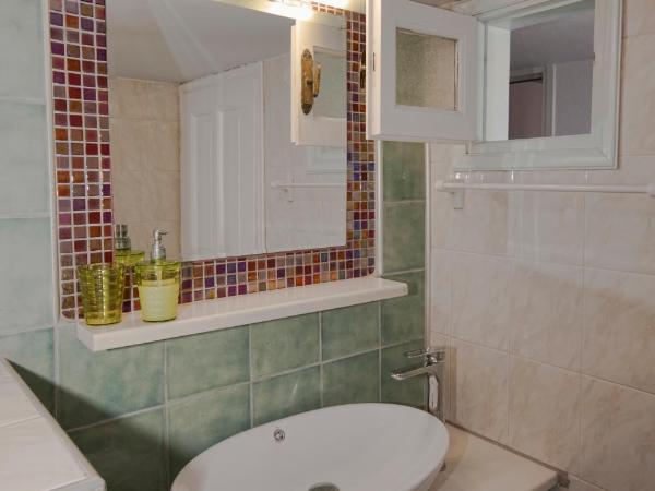 Fraskoula's Town : photo 6 de la chambre chambre simple avec toilettes communes