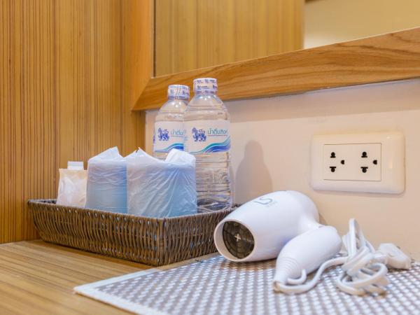 Tee Pak Dee Resident Phuket : photo 7 de la chambre chambre triple avec salle de bains privative