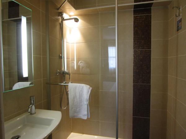 Kyriad Hotel Montpellier Centre Antigone : photo 1 de la chambre chambre double