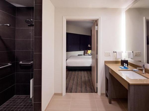 Hyatt House New Orleans Downtown : photo 1 de la chambre one-bedroom king suite with view and roll-in shower - disability access