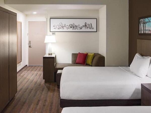 Hyatt House New Orleans Downtown : photo 3 de la chambre chambre accessible aux personnes à mobilité réduite avec 2 lits queen-size et baignoire adaptée