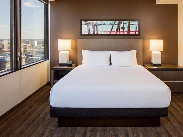 Hyatt House New Orleans Downtown : photo 2 de la chambre one-bedroom king suite with view and roll-in shower - disability access