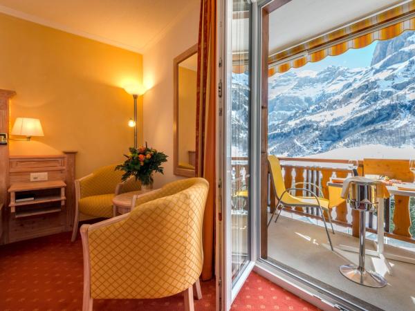 Hotel Restaurant Waldhaus : photo 5 de la chambre chambre double supérieure avec balcon et vue sur la montagne