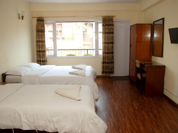 Kathmandu Madhuban Guest House : photo 2 de la chambre chambre familiale avec balcon