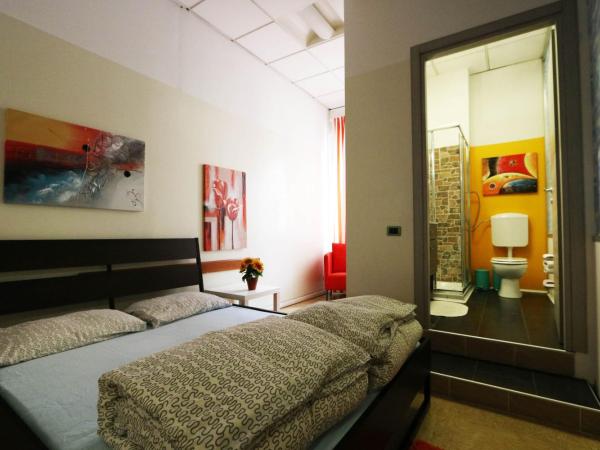 Panda Hostel : photo 2 de la chambre chambre double avec salle de bains privative