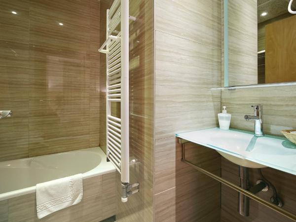 Hostal House : photo 2 de la chambre chambre double avec salle de bains privative et balcon