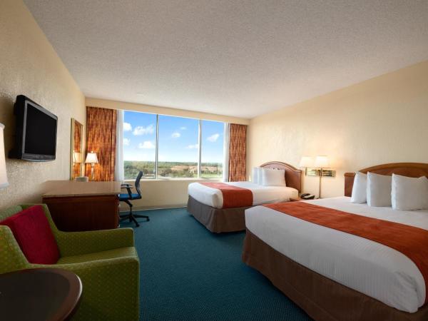 Ramada by Wyndham Kissimmee Gateway - Free Theme Park Shuttle : photo 2 de la chambre chambre deluxe dans tour avec 2 lits queen-size - accessible aux personnes à mobilité réduite