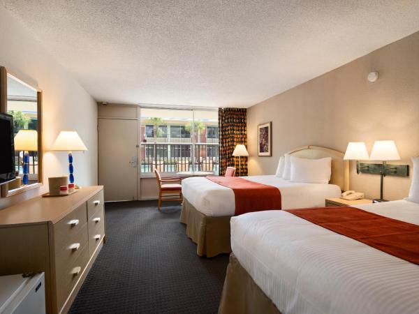 Ramada by Wyndham Kissimmee Gateway - Free Theme Park Shuttle : photo 2 de la chambre chambre standard 2 lits queen-size - vue piscine