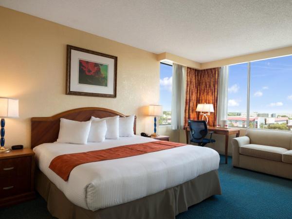 Ramada by Wyndham Kissimmee Gateway - Free Theme Park Shuttle : photo 2 de la chambre chambre lit king-size deluxe avec canapé-lit - tour