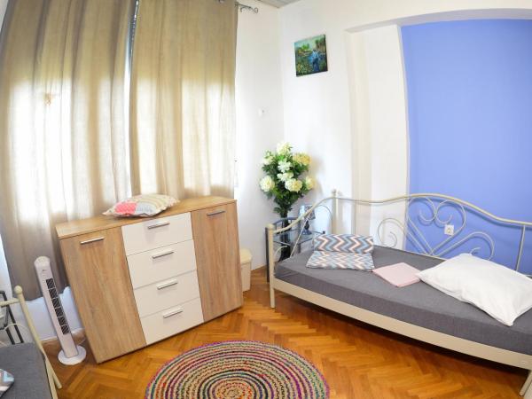 Crazy House Hostel : photo 4 de la chambre chambre lits jumeaux avec salle de bains commune