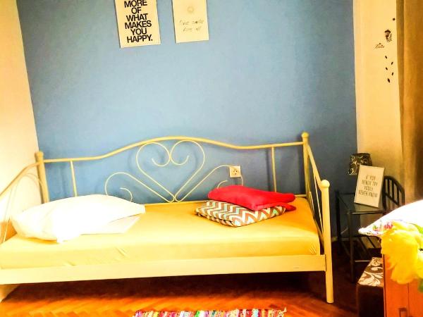 Crazy House Hostel : photo 3 de la chambre chambre lits jumeaux avec salle de bains commune