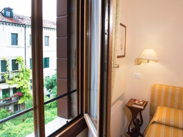 Hotel Agli Alboretti : photo 7 de la chambre chambre double ou lits jumeaux