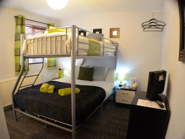 Birchfields Guest House : photo 2 de la chambre chambre triple avec salle de bains privative